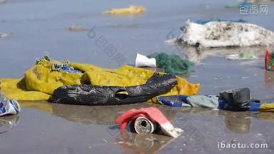 平底锅倾斜关闭塑料垃圾和垃圾的拍摄在海滩上